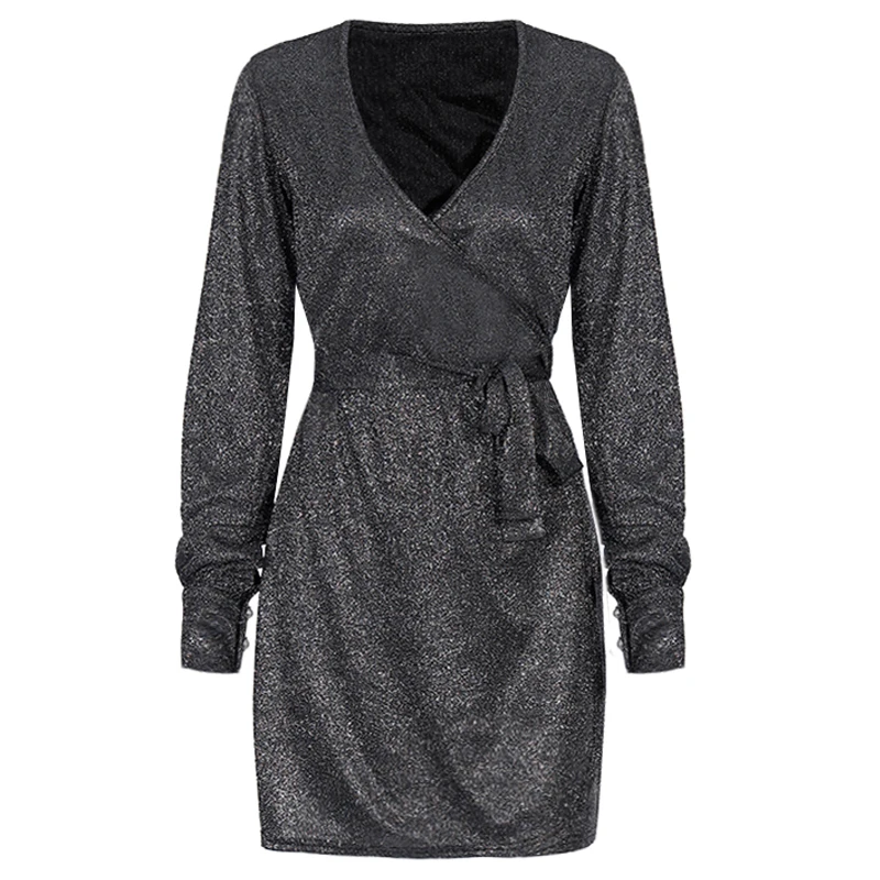 С металлическим декорированием на блестящее платье с v образной горловиной и