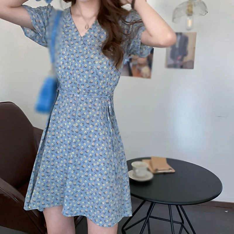 

Женское летнее платье с V-образным вырезом и цветочным принтом