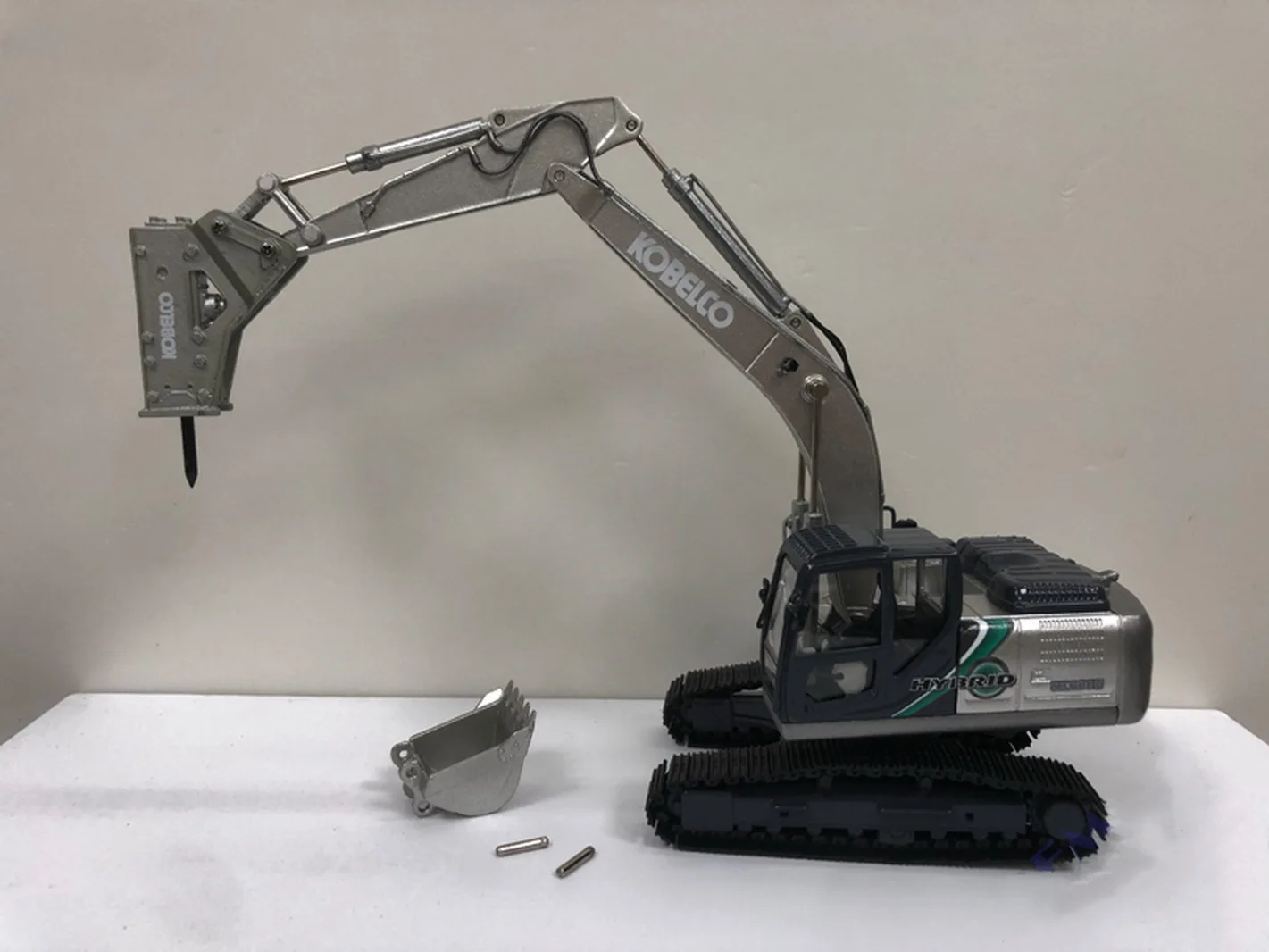 Гибридный экскаватор Motorart 1/50 KOBELCO SK200H-10 с отлитым под давлением молотковой дрелью