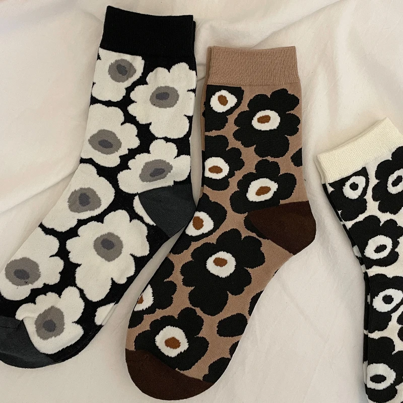 

Small Fresh Lolita Medium Tube Socks Female Cotton Flowers Cartoon Black White Calf Socks Sweet Girl College Popular Stocking