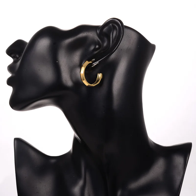 

HONGYE Statement Punk Big Circle Round Metal Stud Earrings Vintage Gold Color Brincos for Women Fashion Jewelry Accessories
