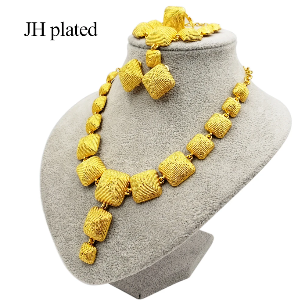 Комплект золотых ювелирных изделий из колье браслета серег и кольца | Украшения