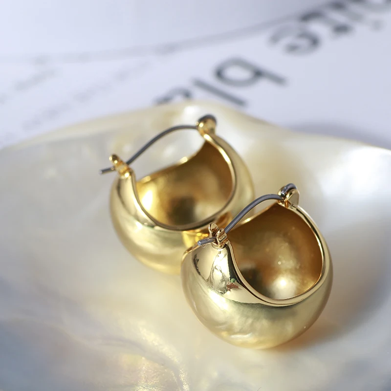

Cold air metallic light surface stereo hollow spherical earrings