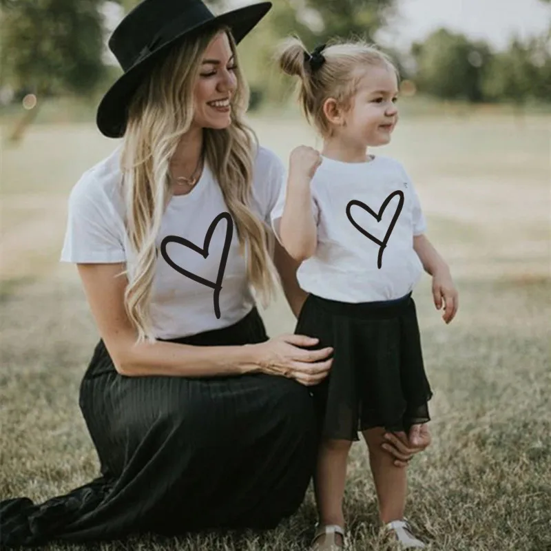 

1 предмет, модный «Mommy and Me» Сердце печати набор одинаковых пижам для всей семьи футболка для мамы, дочки, папы и сына семейная одежда от одног...