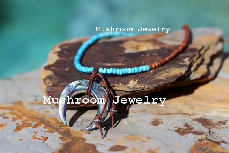 ?? ウッドビーズチョーネックレスシェルペンダントチャームジュエリードロップ船ターコイズ石のネックレス男性のためのビーズジュエリー