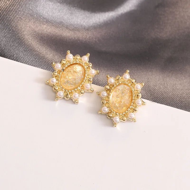 

Bacolod Vintage Moon Crystal Pearls Gold Color Stud Earrings 2020 New Arrival Party Birthday Jewelry Essential Outdoor Earring