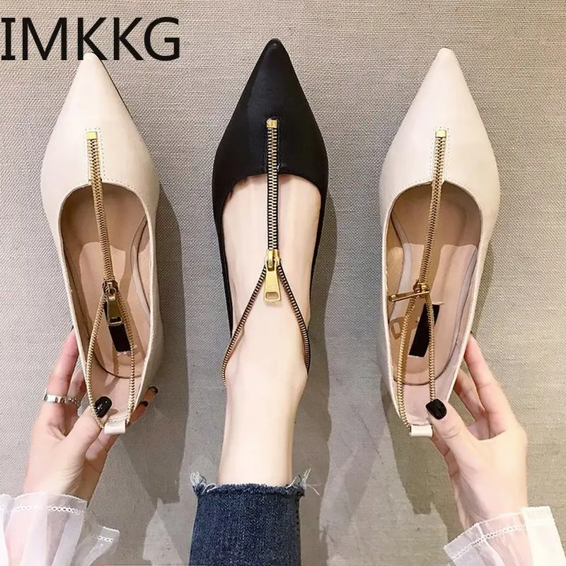 Женские туфли на плоской подошве кожаные с острым носком украшенные молнией