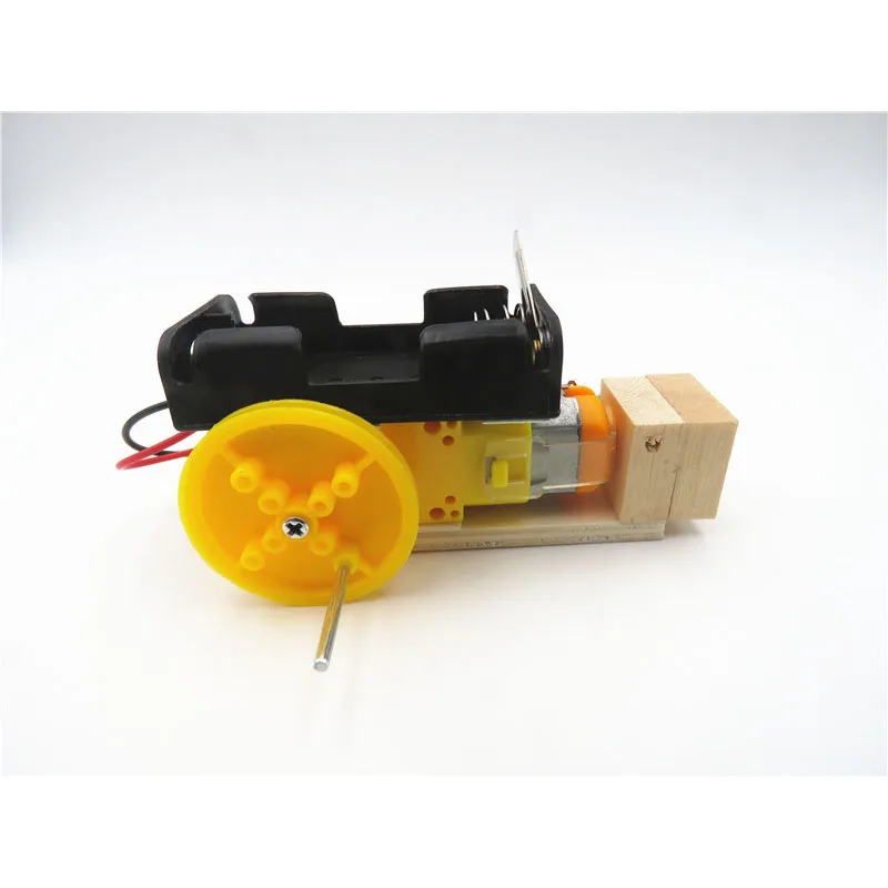 Студенты делают Diy ручной робот ходьба научный экспериментальная электронная