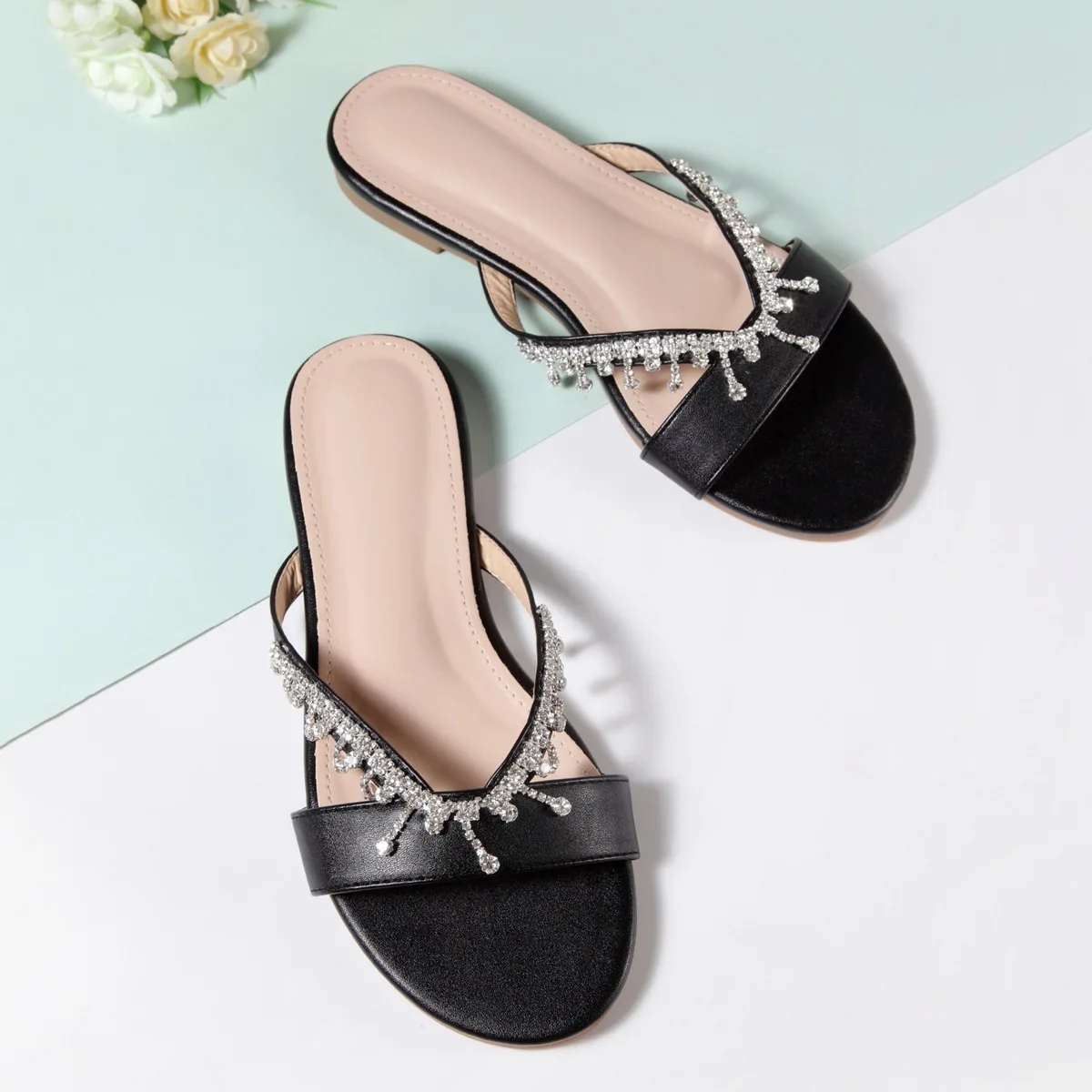 

New Fashion Crystal Women Slippers Summer Slides Open Toe Flat Casual Shoes Women Flat Leisure Sandal Female Beach Flip Flops