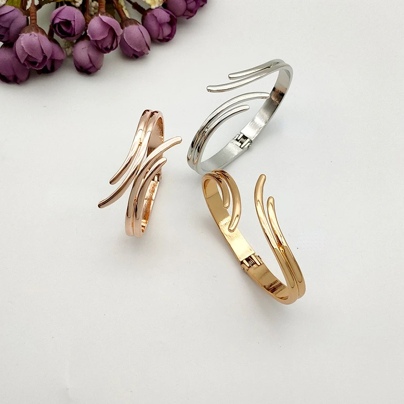 

Korean version of simple and fashionable metal glossy small wings bracelet, exquisite female temperament bracelet