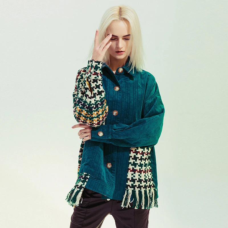 Женская твидовая куртка TWOTWINSTYLE разноцветная Асимметричная с длинными рукавами и