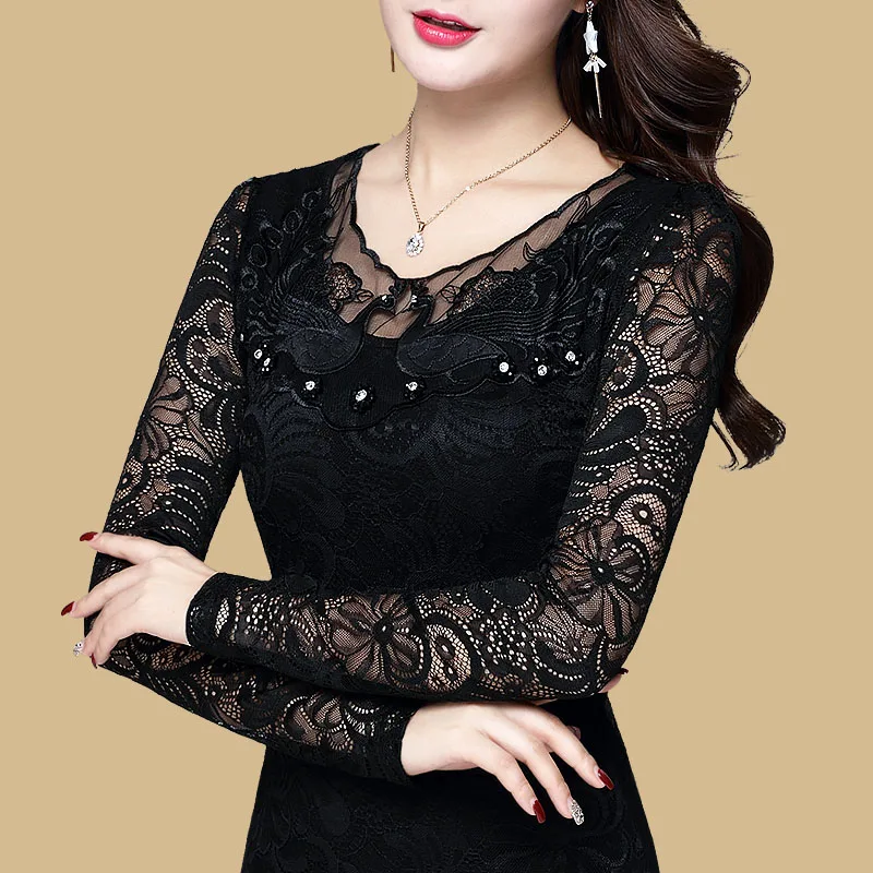 

Блузка женская демисезонная с цветочной вышивкой и V-образным вырезом