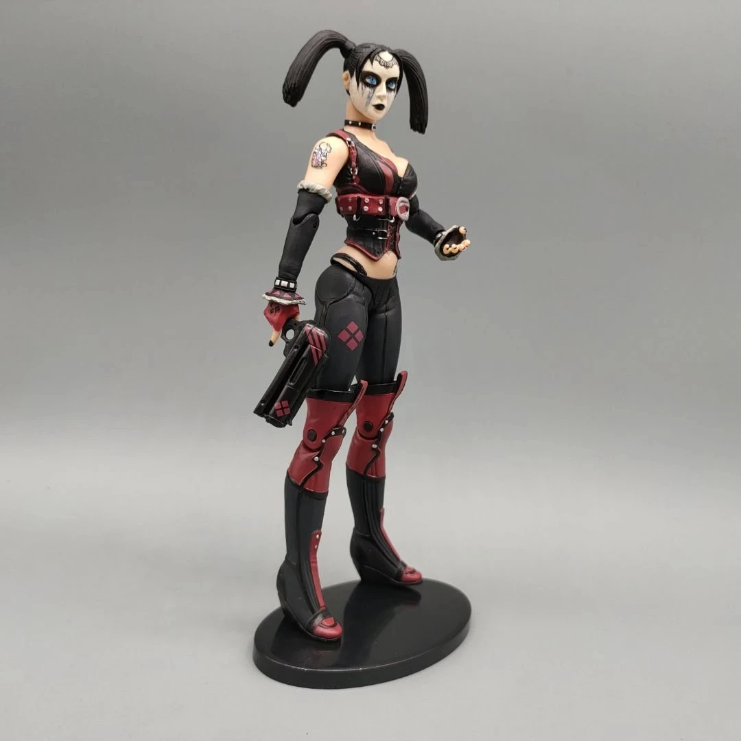 DCC коллекционные предметы Аркхэм Сити Харли-квин с подставкой для оружия