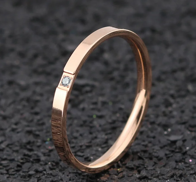 Кольцо из нержавеющей стали под розовое золото с фианитом | Украшения и