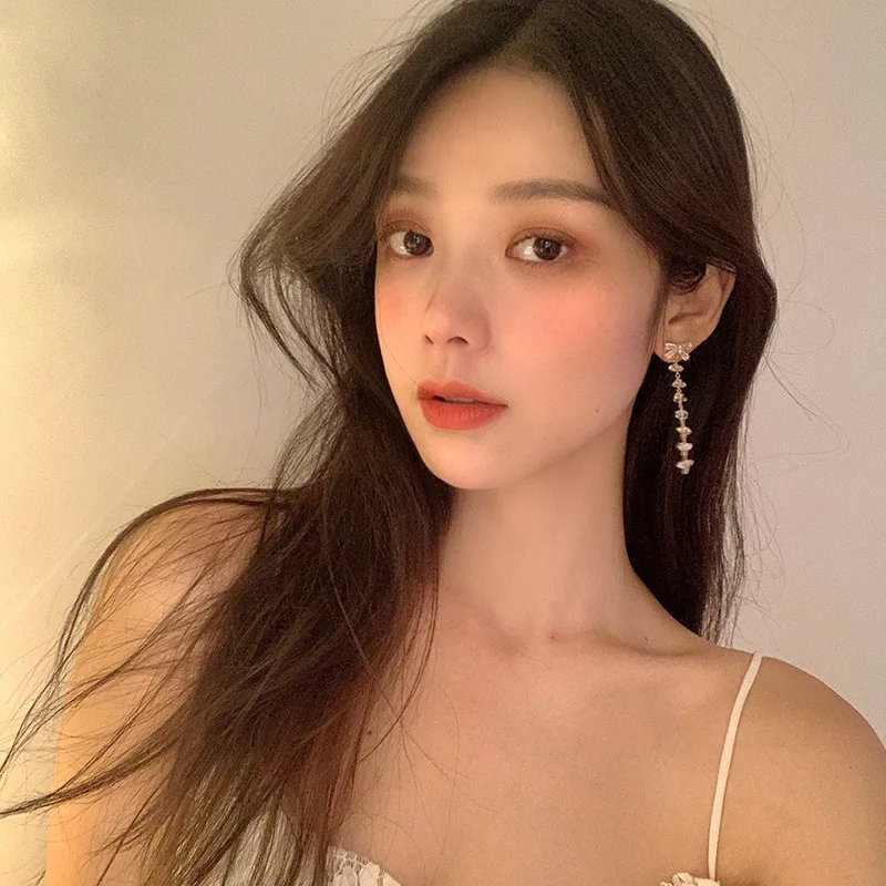 

Женские серьги-гвоздики с длинными кисточками