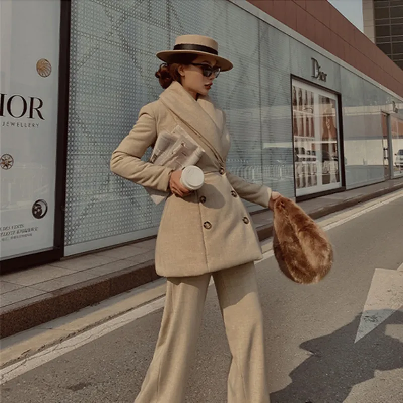 

Женский винтажный комплект из двух предметов, бежевая приталенная куртка на хлопковом наполнителе и брюки с высокой талией, в винтажном сти...