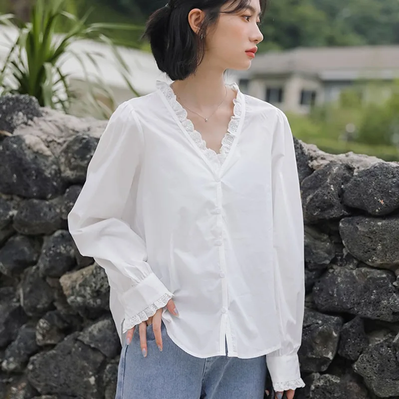 

Ladies Elegant White Shirts New 2021 Spring Korean Simple Style Lace V-neck All-match Loose Women Casual Cotton Tops W036