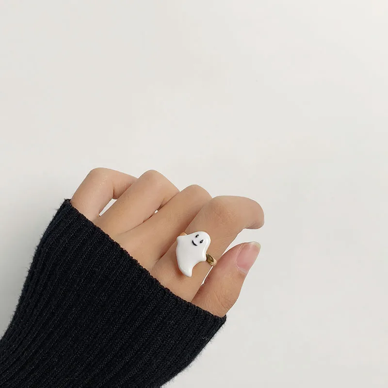 Женские асимметричные серьги кольца с белыми привидениями эмалированные в виде