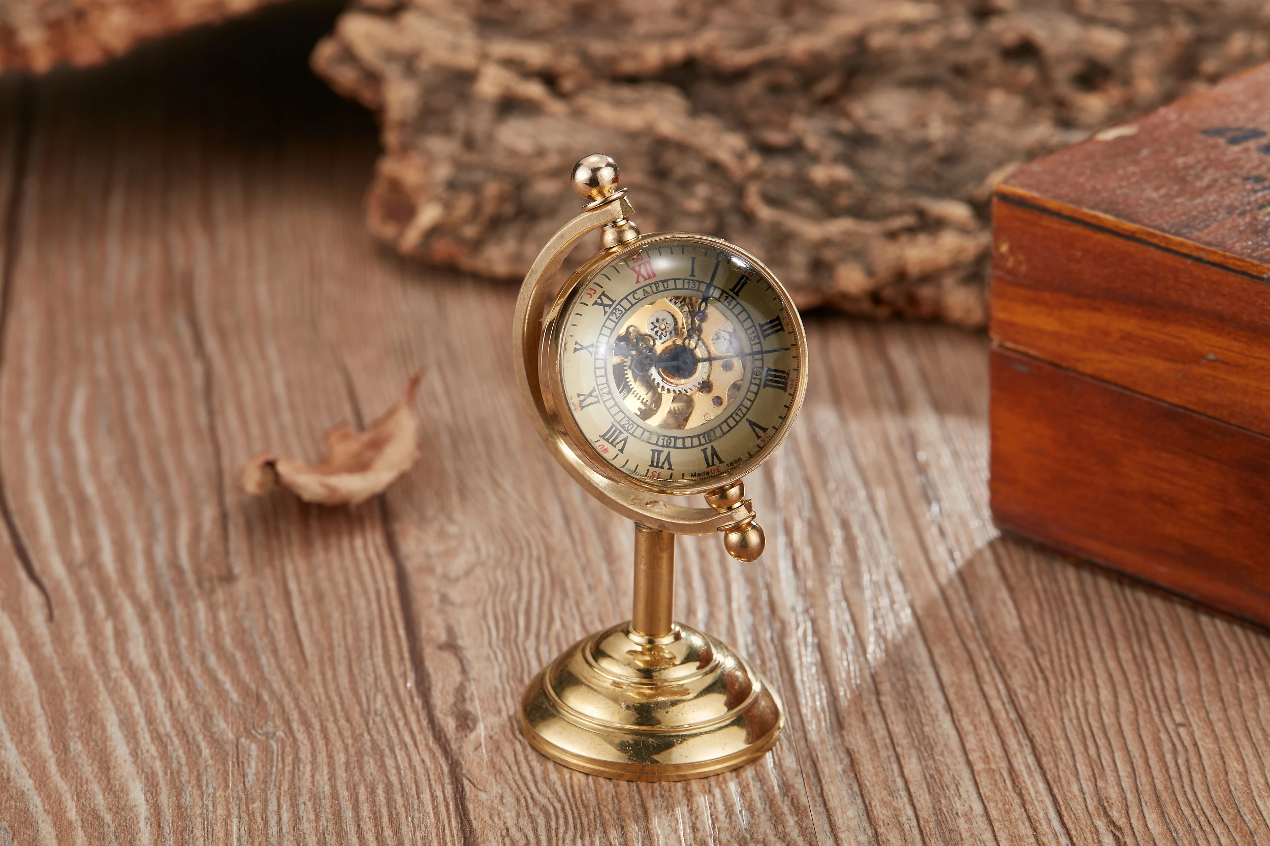 Retro Special Design Copper Spinning Globe Mechanical Pocket Watch Hand Winding Movement Gold Desk Luxury Pocket Watch Gift