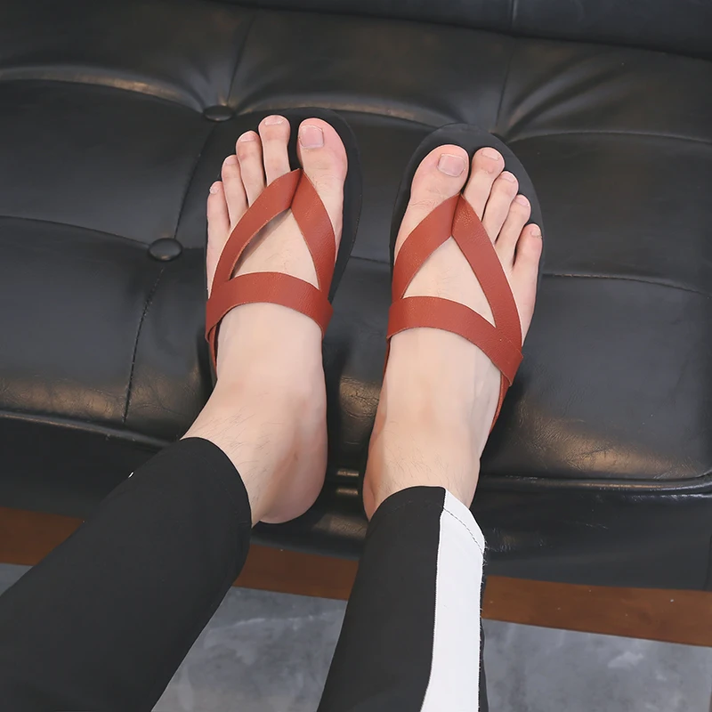 Модные пляжные мужские шлепанцы на плоской подошве Лаконичные кожаные летние