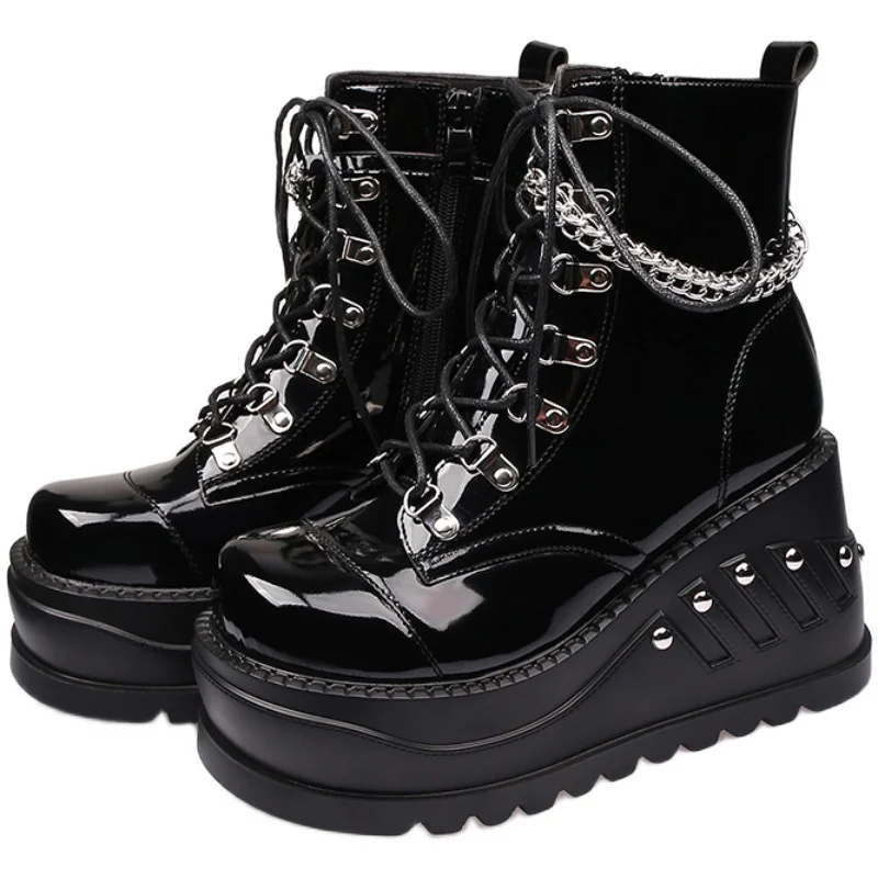 

Женские лаковая кожа с заклепками на платформе; На танкетке; Ботильоны на высоком каблуке с металлическими цепочками в байкерском стиле из ...