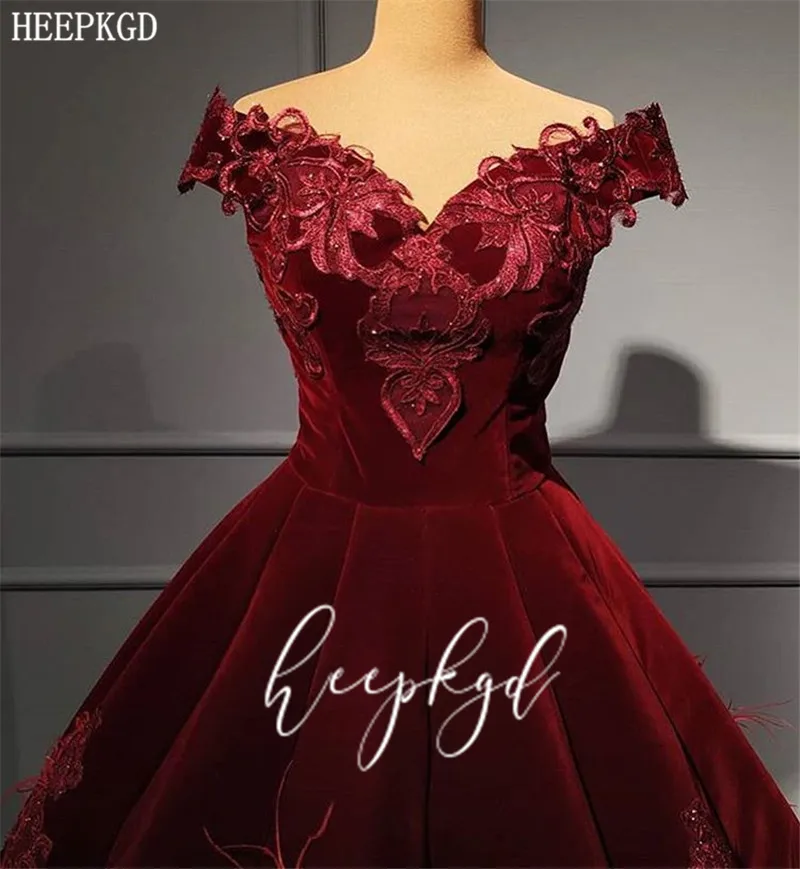 

2020 Graceful Feathers Appliques Burgundy Evening Dress Off The Shoulder Ball Gown Velour Long Formal Dresses Women Customize