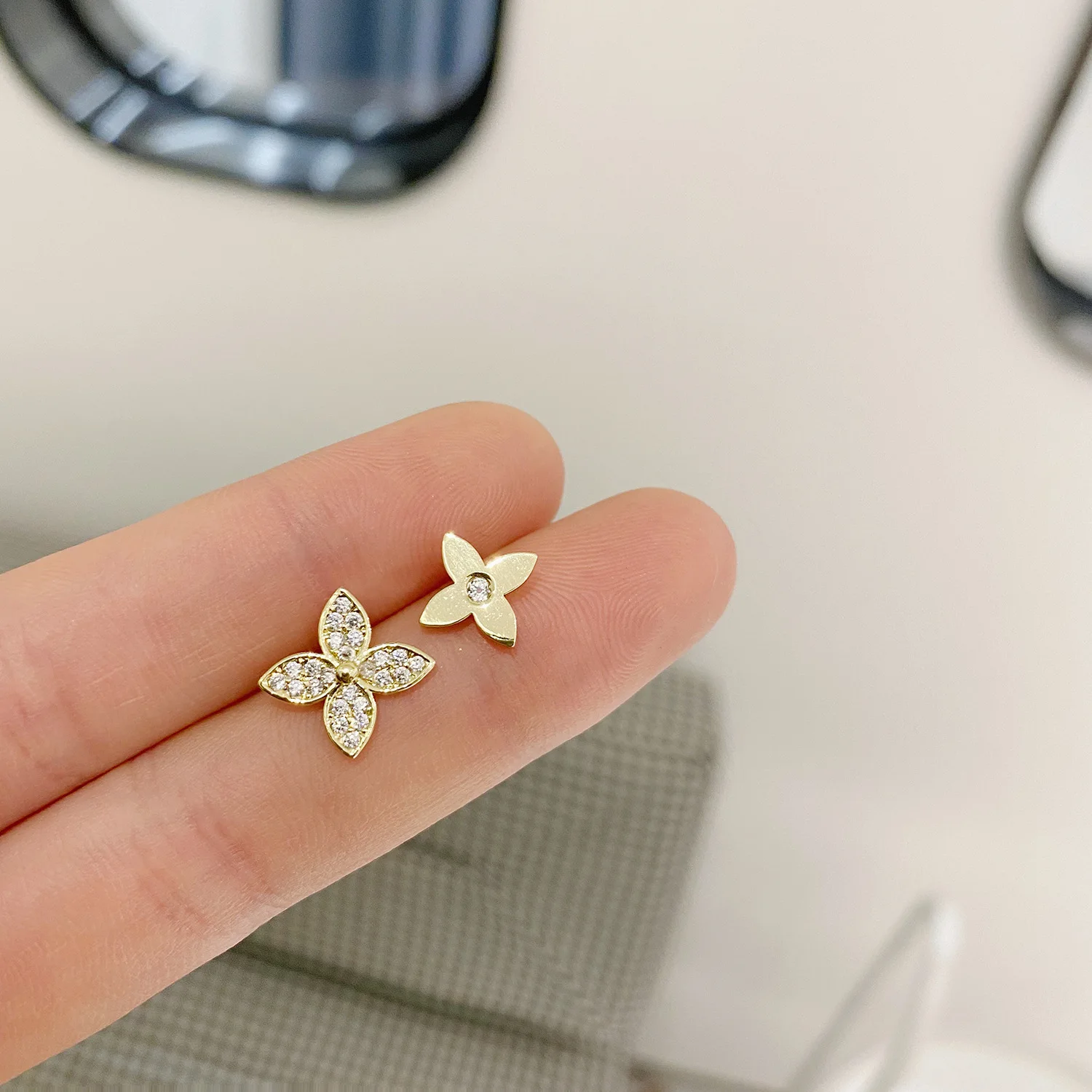 

14k Real Gold Plated Fashion Jewelry Asymmetrical Leaf Petal Star Zircon Exquisite Stud Earrings for Woman Simple Daily Earring