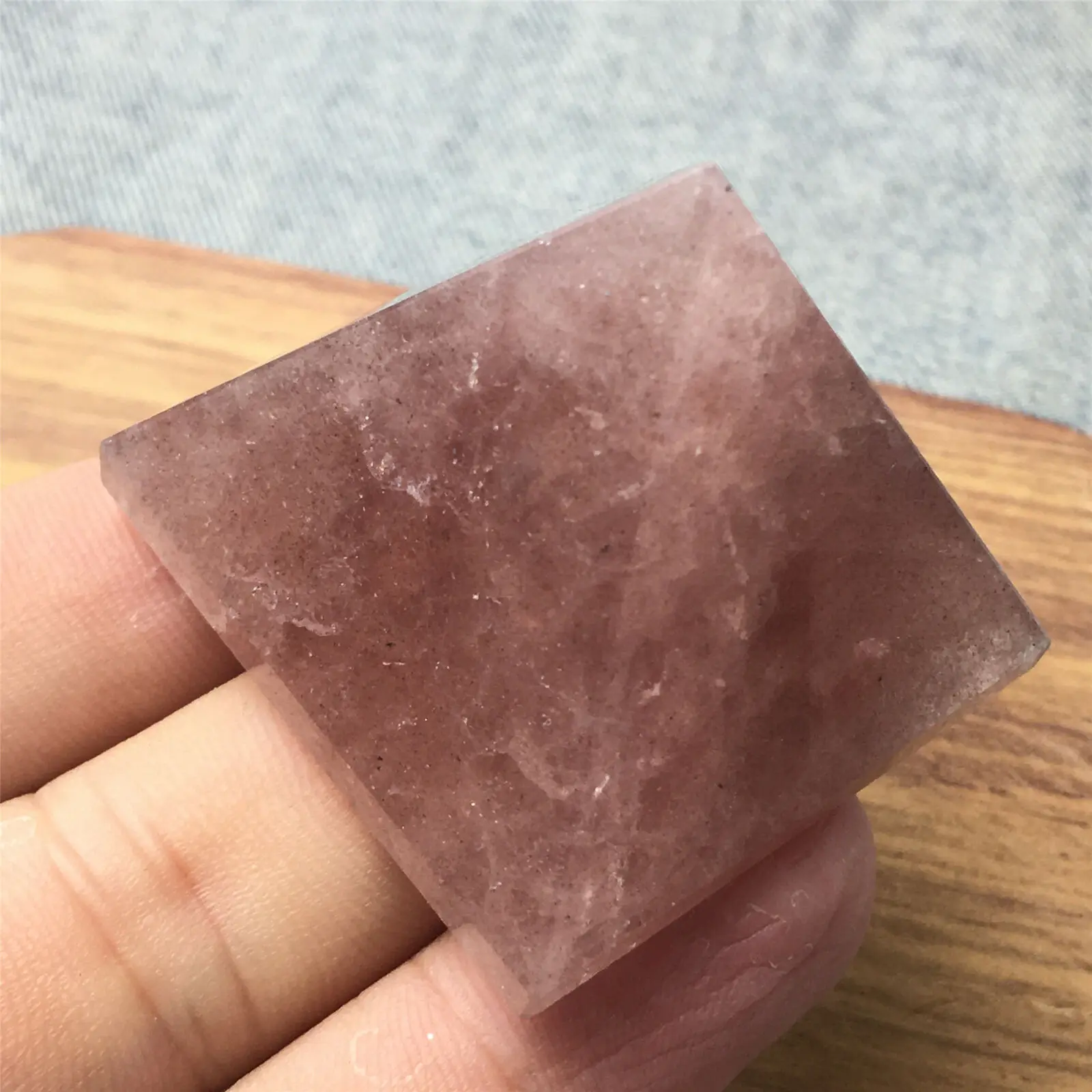 

50mm Natuurlijke aardbei kristal piramide natuurlijke crystal chakra healing