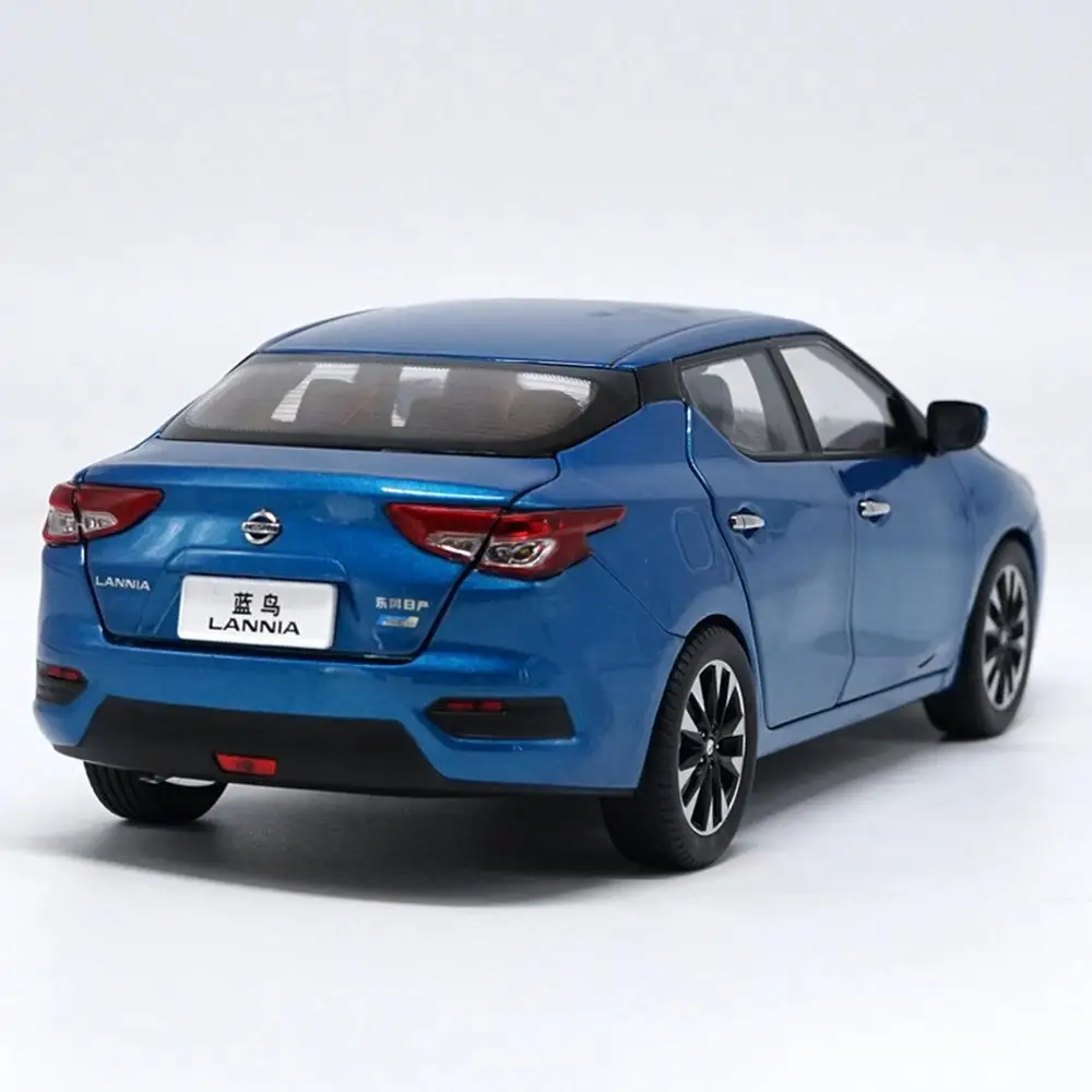 Коллекция игрушечных моделей автомобилей Nissan Lannia 1/18 голубой литой автомобиль