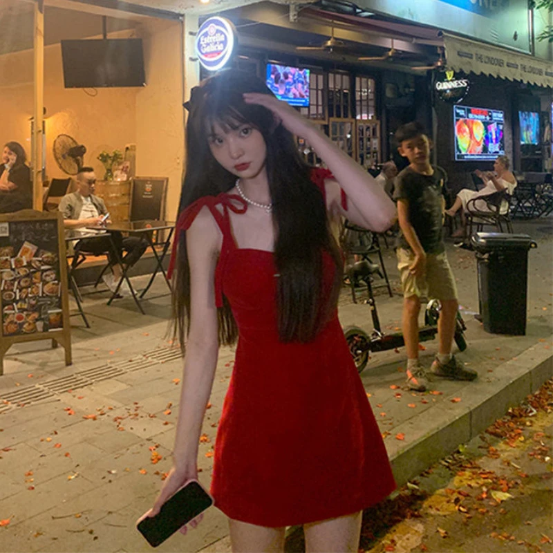 Платье женское на тонких бретельках пикантное облегающее мини-платье для