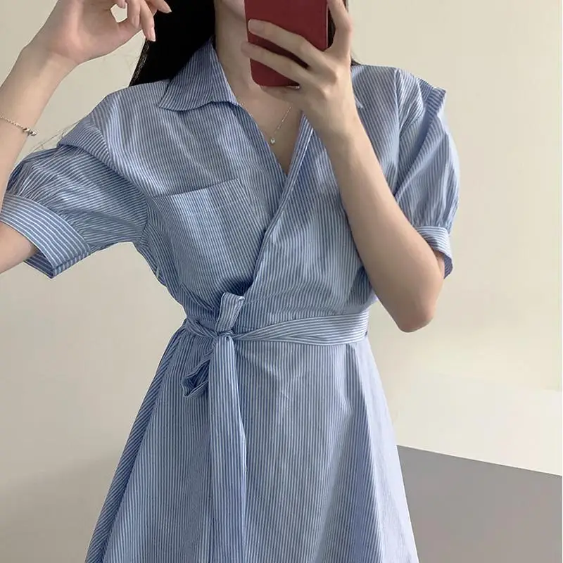 Мини-платье женское в полоску с V-образным вырезом и коротким рукавом | Женская