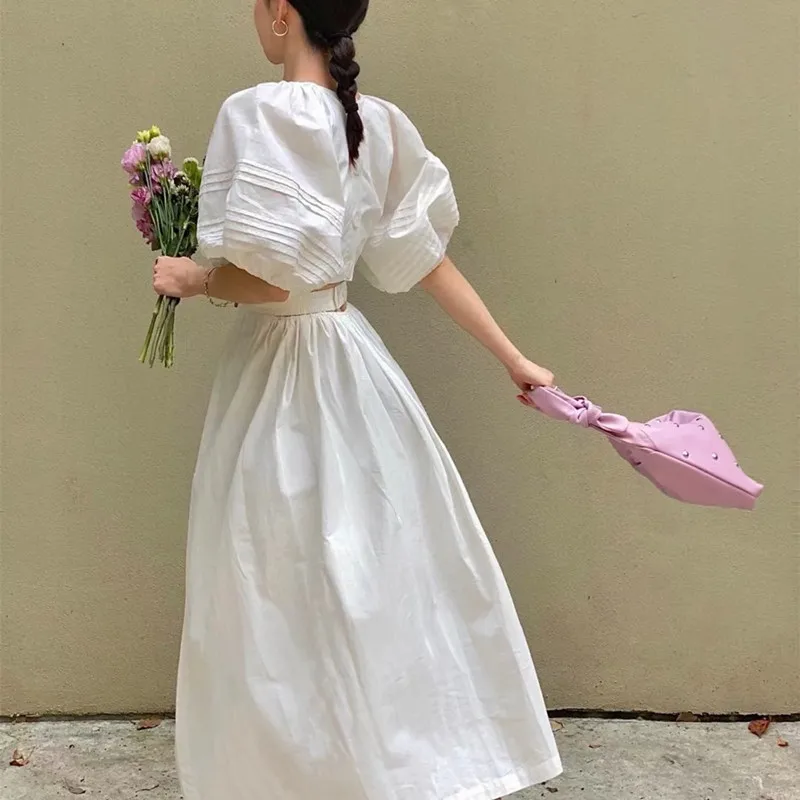 

Женское облегающее платье с V-образным вырезом и пышными рукавами