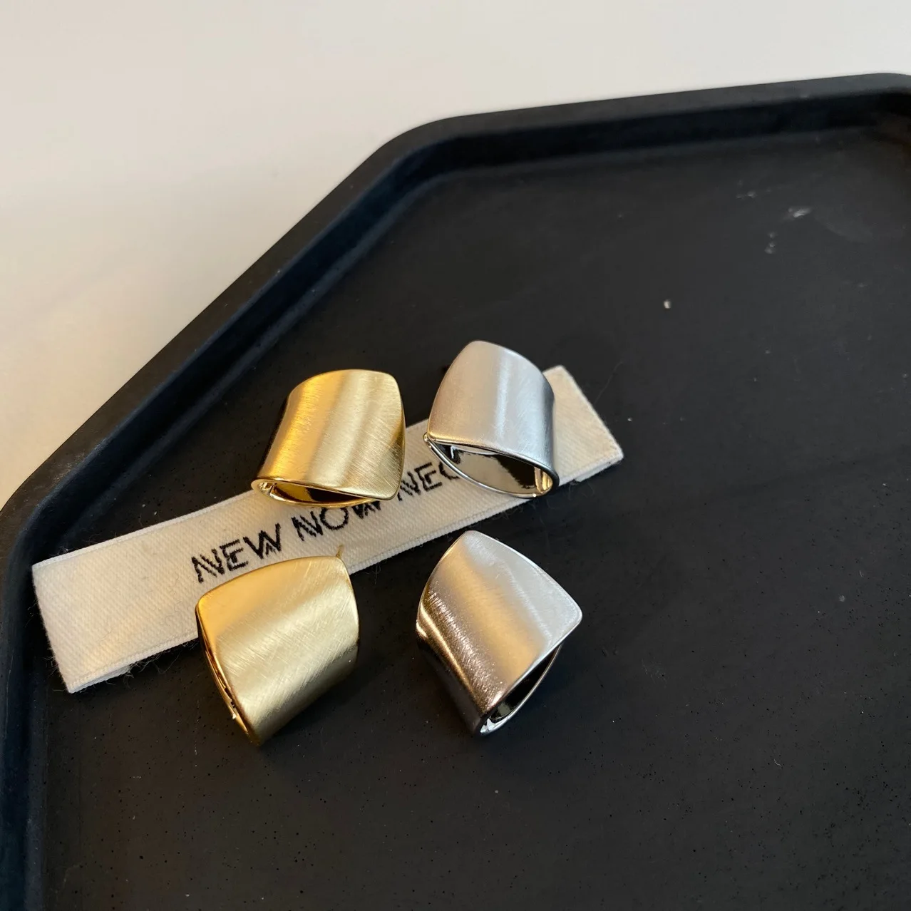 

Серьги женские, простые и стильные