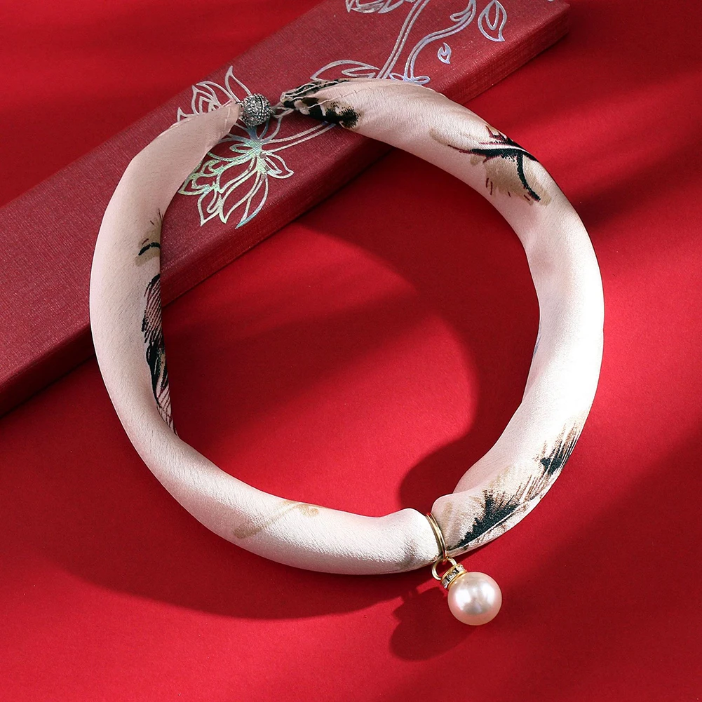 Женский шелковый шарф в полоску с искусственным жемчугом и цветочным принтом |