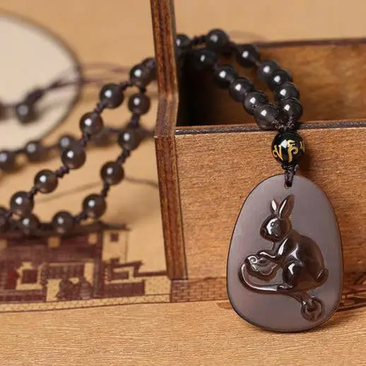 Из натурального прозрачного камня вида Подвеска из вулканического стекла Кролик