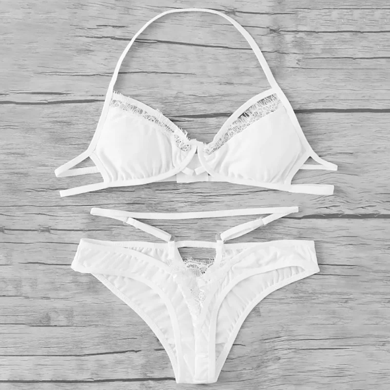 

Комплект женского нижнего белья из бюстгальтера на бретельках с вырезами