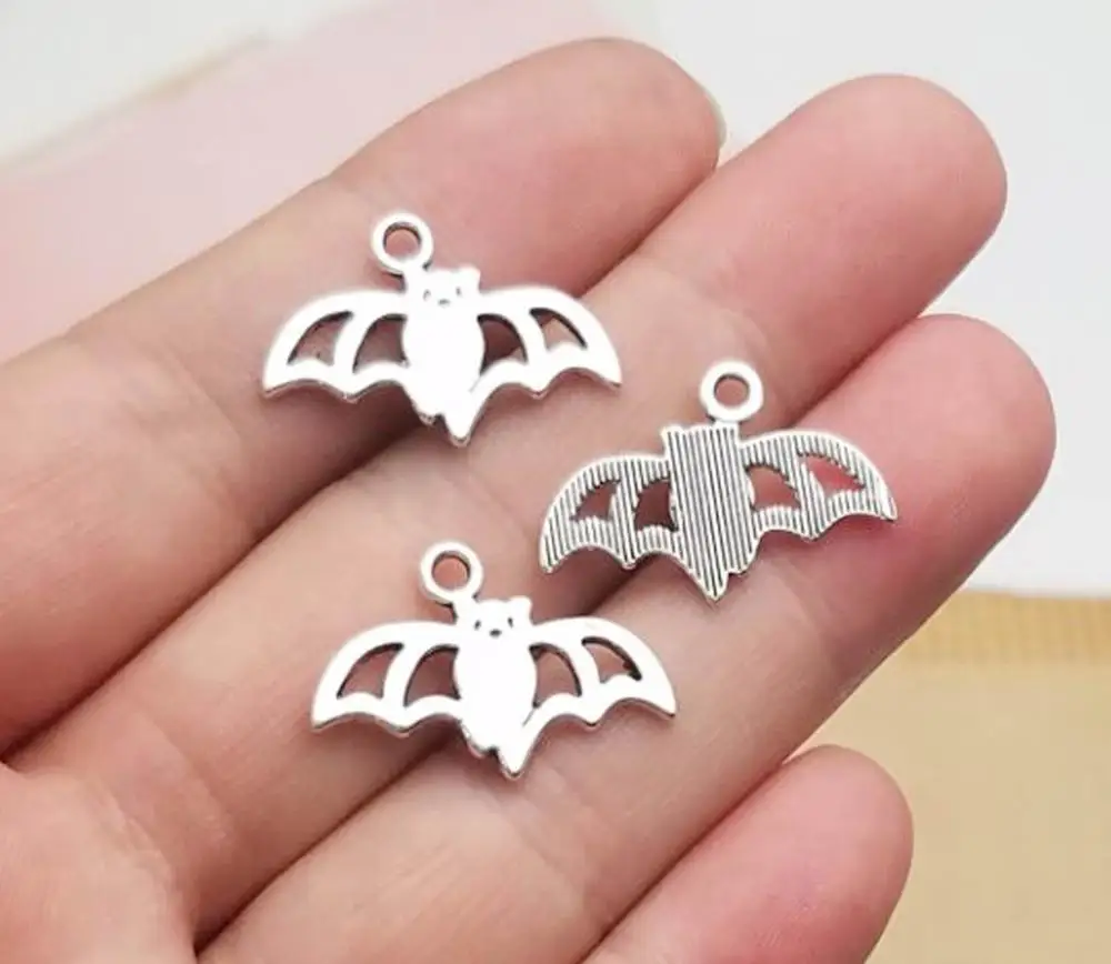 

35pcs/lot--24x16mm Antique Silver Plated Flying Bat Charms Halloween Pendants For DIY Necklace Supplies Jewelry Accessories