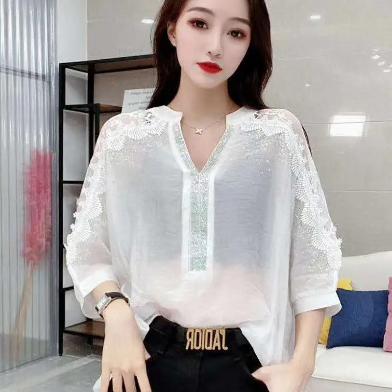 

2021 spring and summer new Korean version micro revealed shoulder bat sleeve V-neck hot drill loose thin short sleeve T-shirt fo