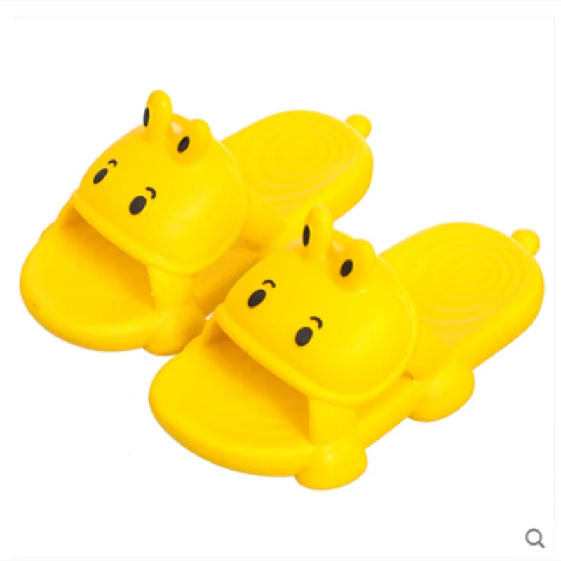 Тапочки пляжные унисекс милые Мультяшные шлепанцы мягкие Нескользящие из ПВХ