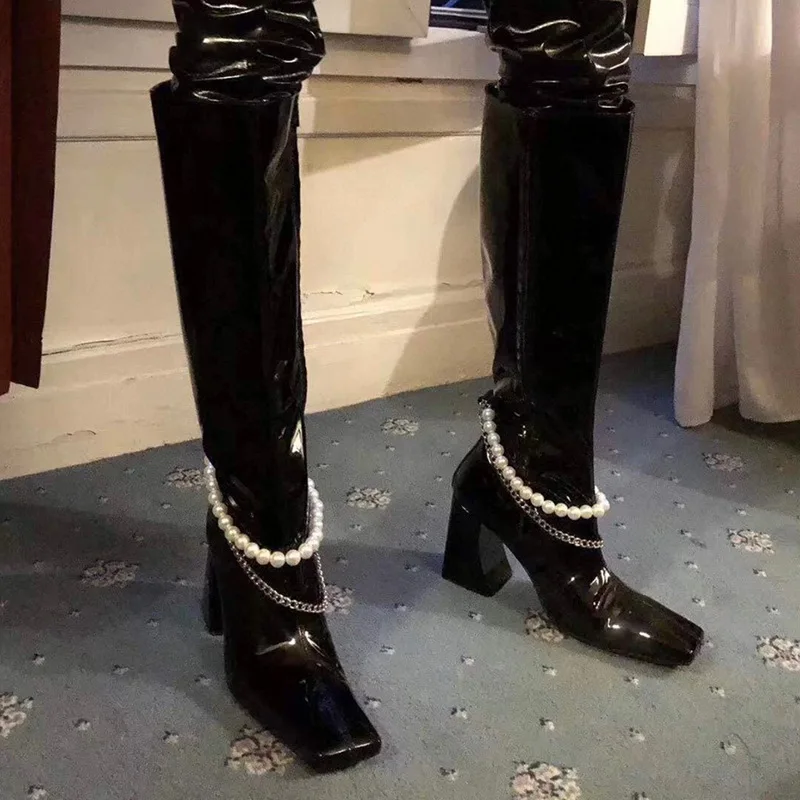 

Женские высокие сапоги до бедра, черные сапоги до колена из лакированной кожи, с жемчугом, на высоком блочном каблуке, для зимы, 2020