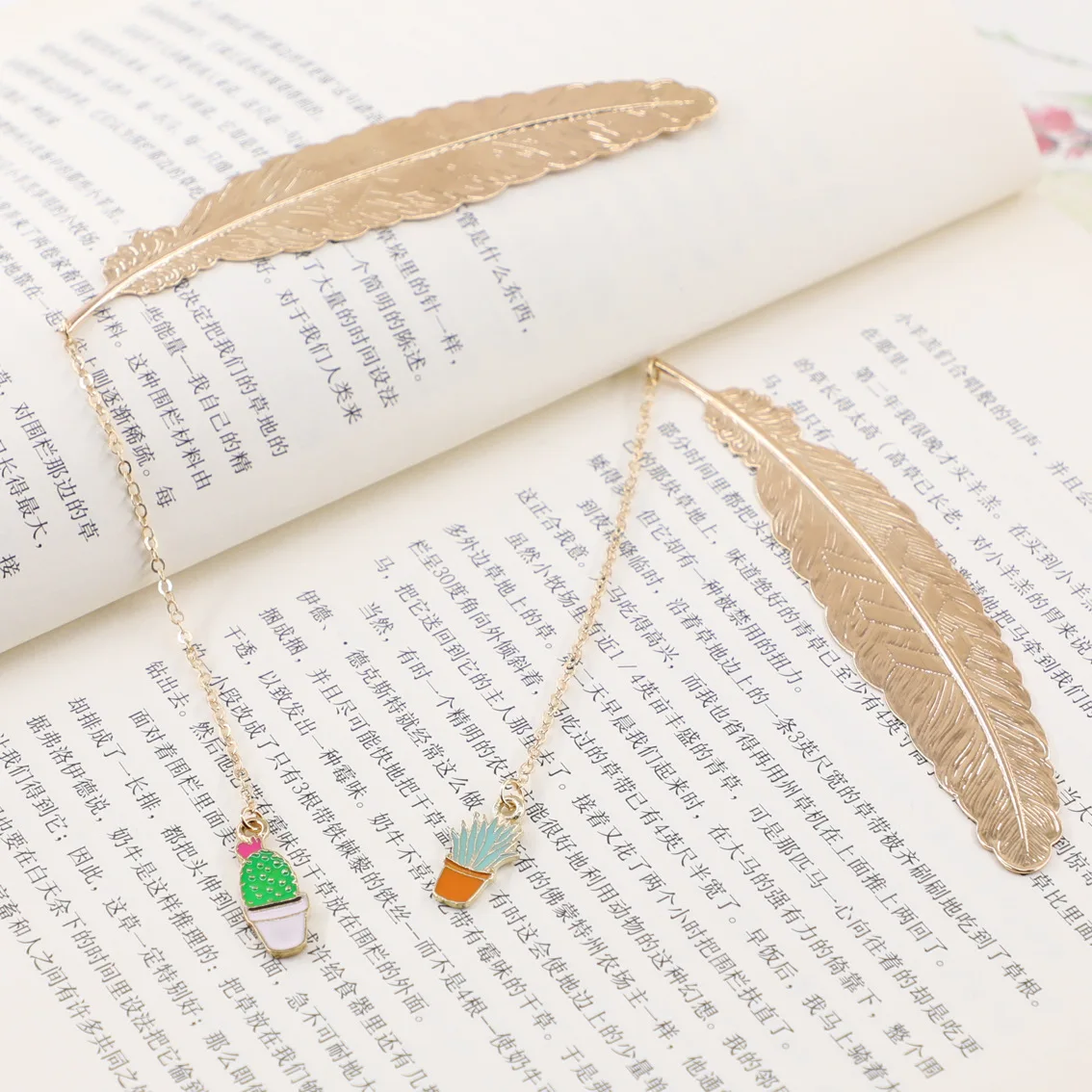 

1Pc Metal Feather Bookmark Beautiful Creative Pendant Bookmark Gift Student Supplies