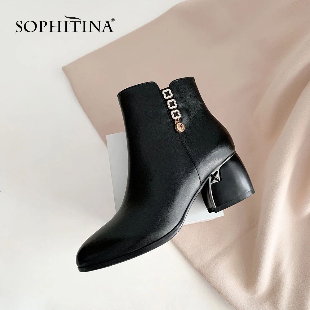 SOPHITINA/;Ботинки женские на весну и осень. Утепленная обувь из коровьей кожи с металлическим украшением. Модные дизайнерские ботинки на округленным носком на стильном среднем каблуке. Новые женские ботильоны. SO239