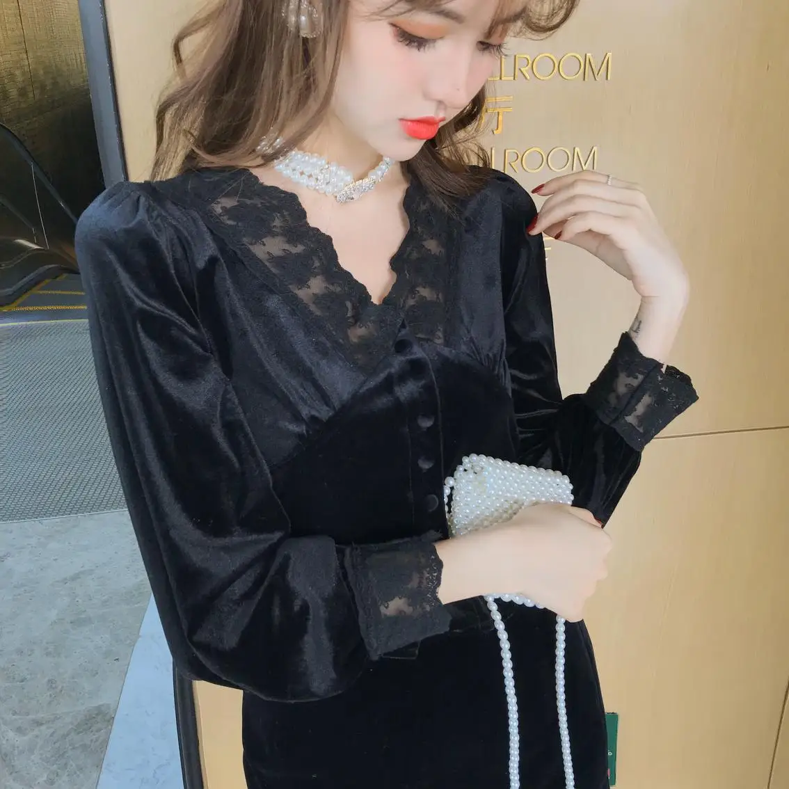 

Deivor French retro Lace Panel velvet V-neck high waist leaky back short shirt for women