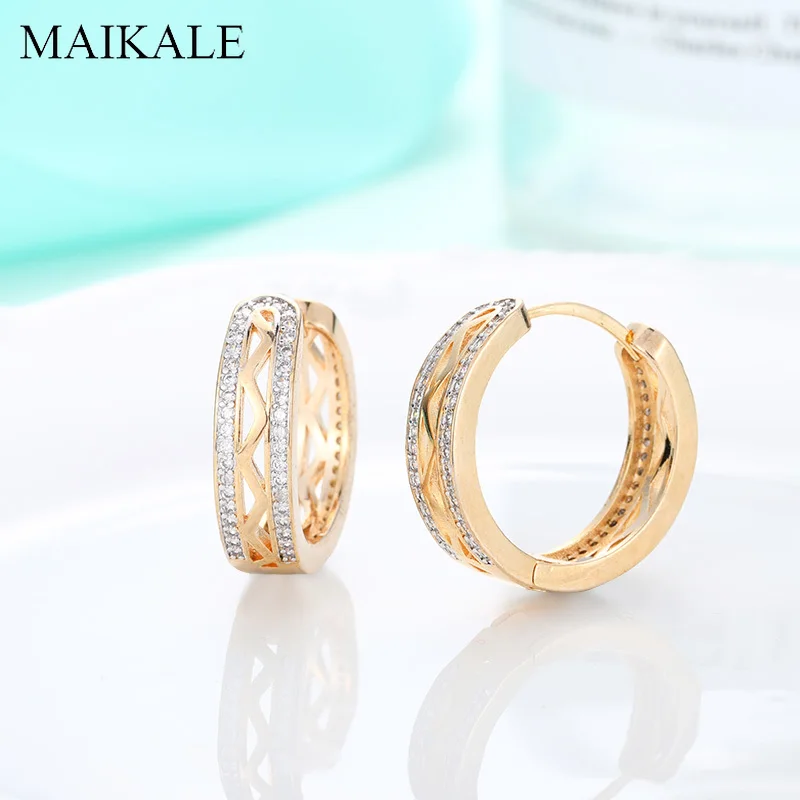 Женские серьги кольца MAIKALE круглые золотого цвета с отверстиями из циркония