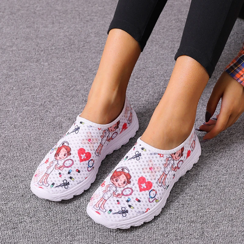 

Summer New Cartoon Nurse Doctor Print Women Sneakers Slip On Light Mesh Shoes Summer Breathable Flats Shoes Zapatos Planos