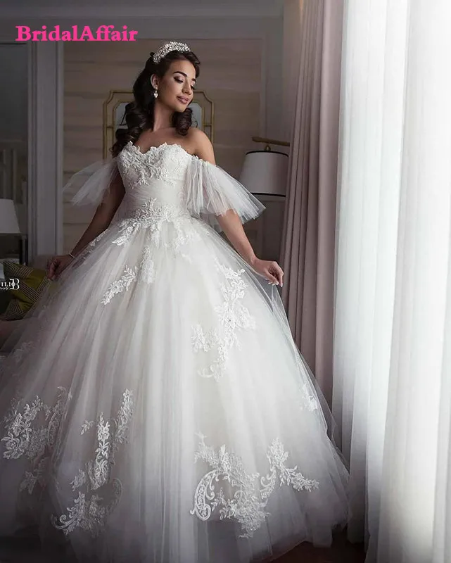 

Princess Ball Gown Wedding Dresses for Bride Off Shoulder Lace up Back Sweep Train Appliques Ruffles Garden Chapel Bridal Gowns