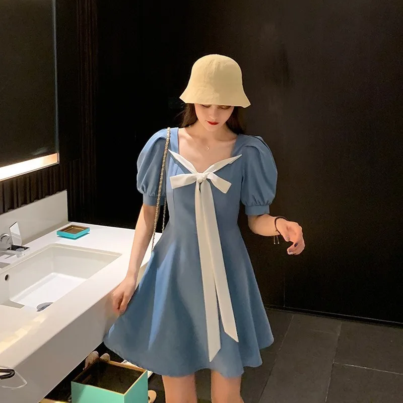 Женское летнее платье средней длины синее облегающее большого размера с бантом