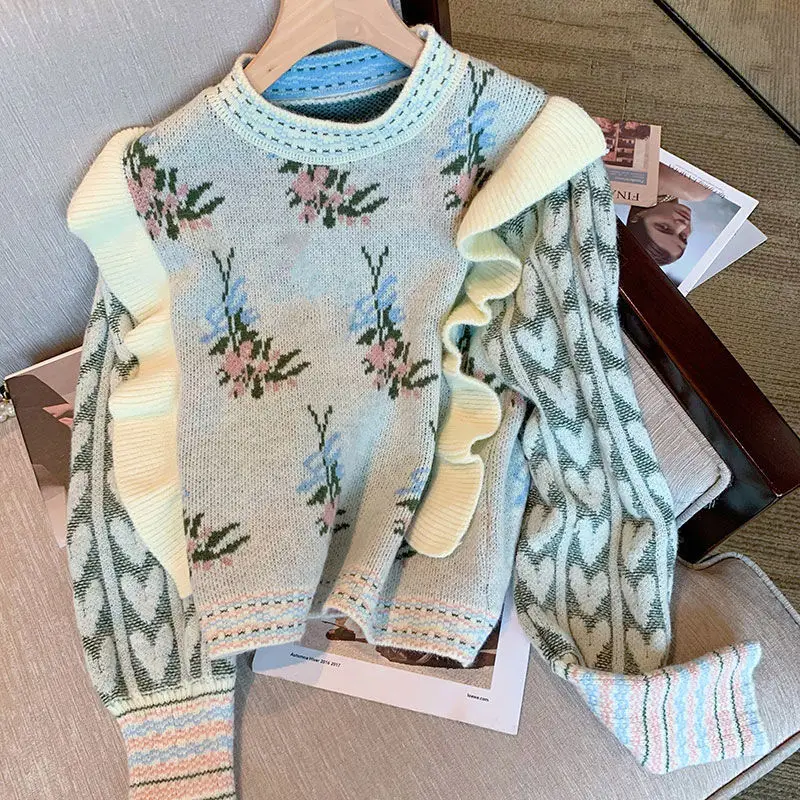 Женский трикотажный свитер с вышивкой и рюшами