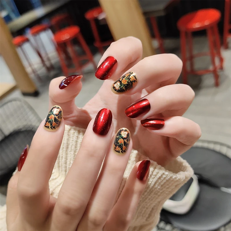 Накладные ногти с жемчугом светло-красные титановым принтом в коробке средней