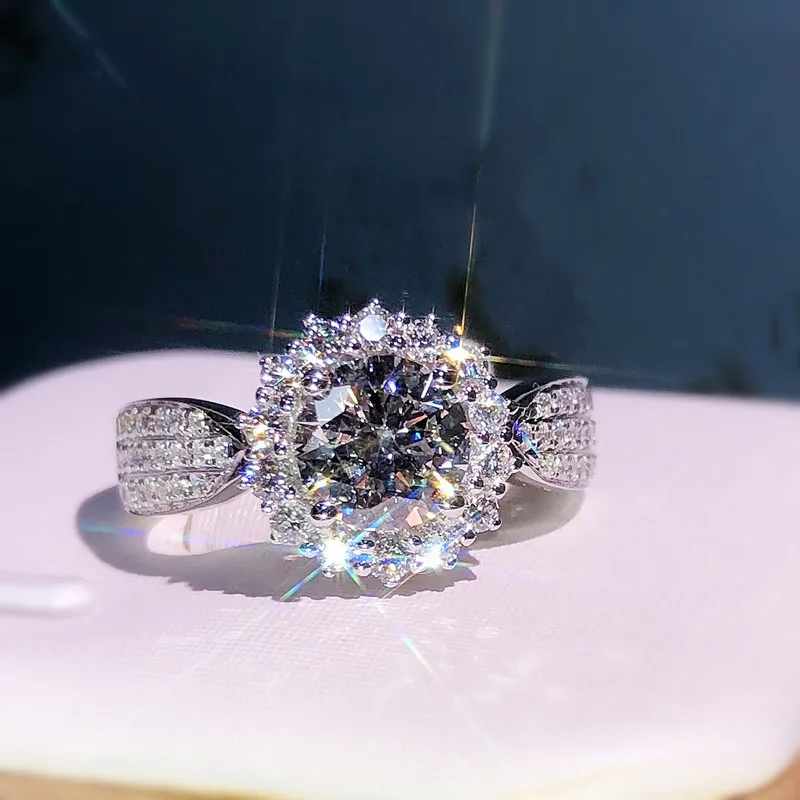 

Женское кольцо из серебра 925 пробы, с фианитом